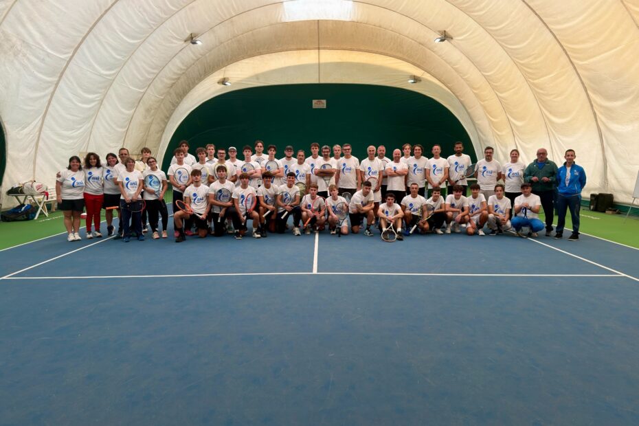 Foto di gruppo dei partecipanti e dei docenti al corso di formazione ASI Tennis, al Tennis Barona di Milano, 15–18 ottobre 2026.